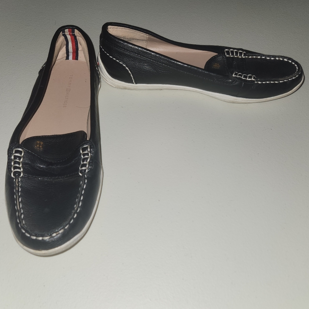 Tommy Hilfiger Black Leather Women's Slip-On Loafers Contrast Stitching Size 8 - Picture 2 of 7